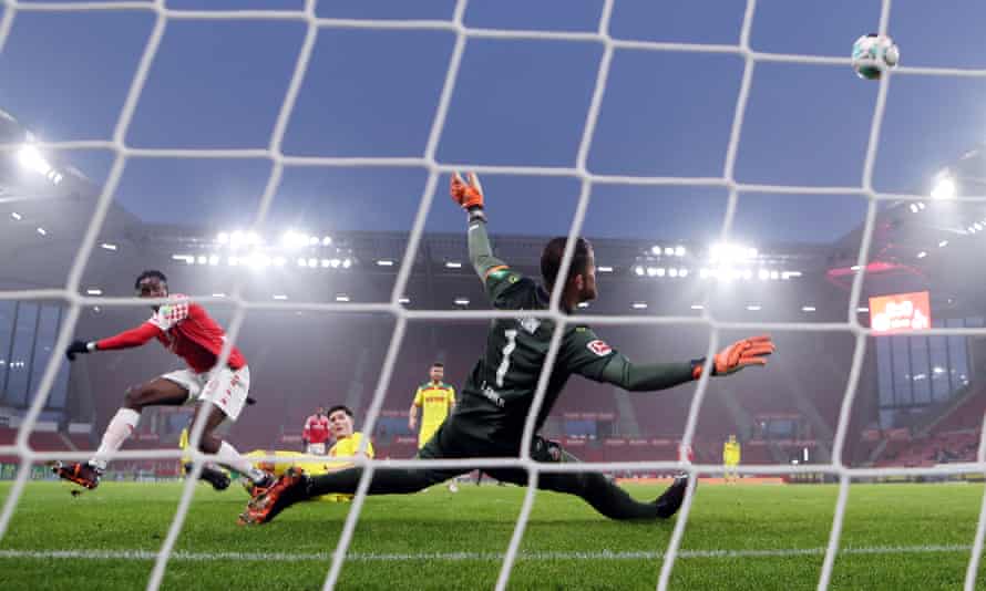 Jean-Philippe Mateta takes a shot for Mainz against Cologne.